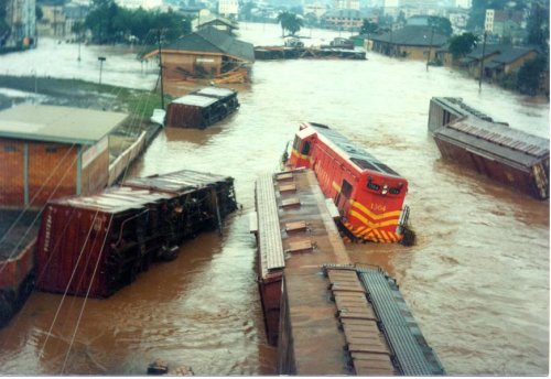 Resultado de imagem para fotos enchente 1983 trem herval d oeste